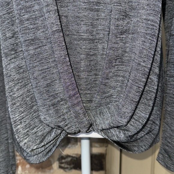Jane & Delancey Gray Shimmer Twist Knotted Top Lightweight Long Sleeve Sz M - Picture 4 of 12